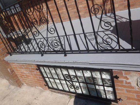 4th image of 1939 E Thayer St