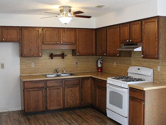 3rd image of 142 Pin Oak Pl