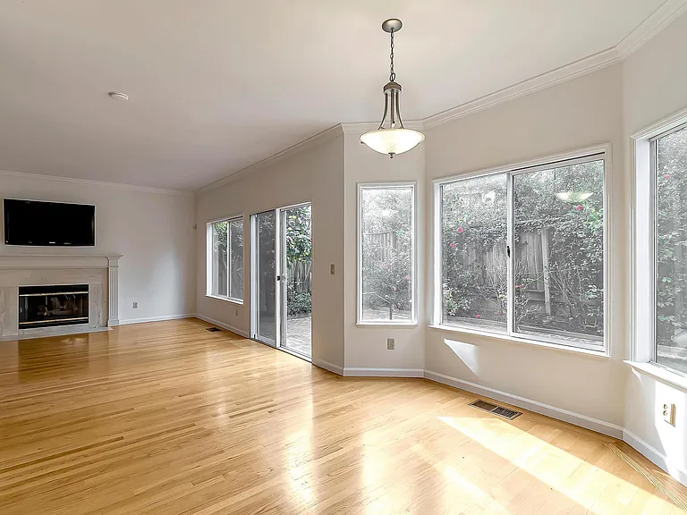 302 Tadley Ct — Photo 10