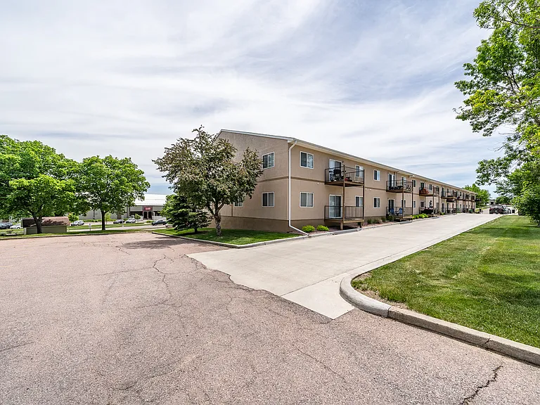 Sierra Vista Apartments — Photo 11