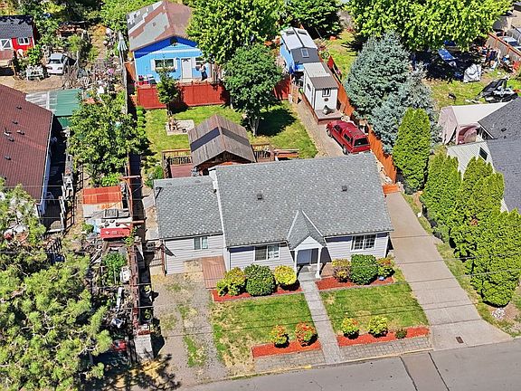 2nd image of 2027 Coral Ave NE