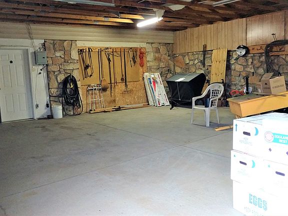4th image of 684 Mary St