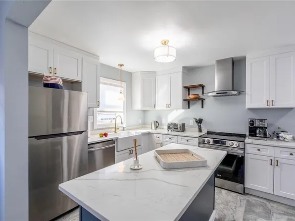 18 Hall Ave, Newport, RI 02840