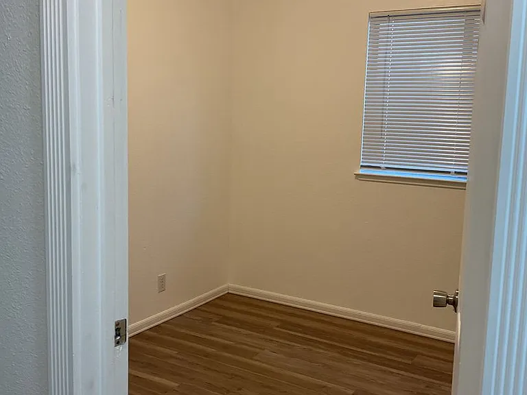 1068 Lupin Ave — Photo 16