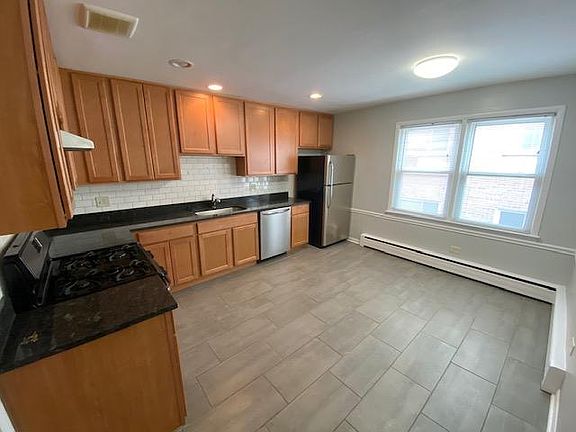 3rd image of 2040 W Foster Ave #2R
