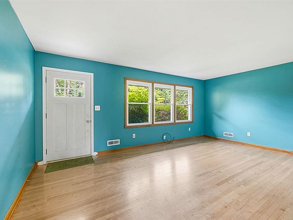 2nd image of 307 Leslie Ave