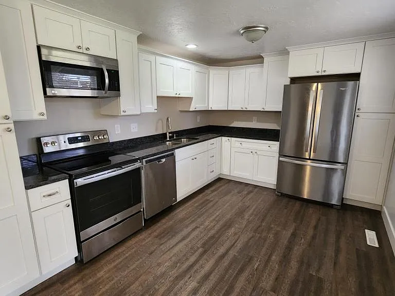 5774 S 2200 W — Photo 3