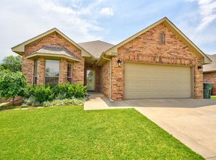 256 Stonebrook Ln, Edmond, OK 73003