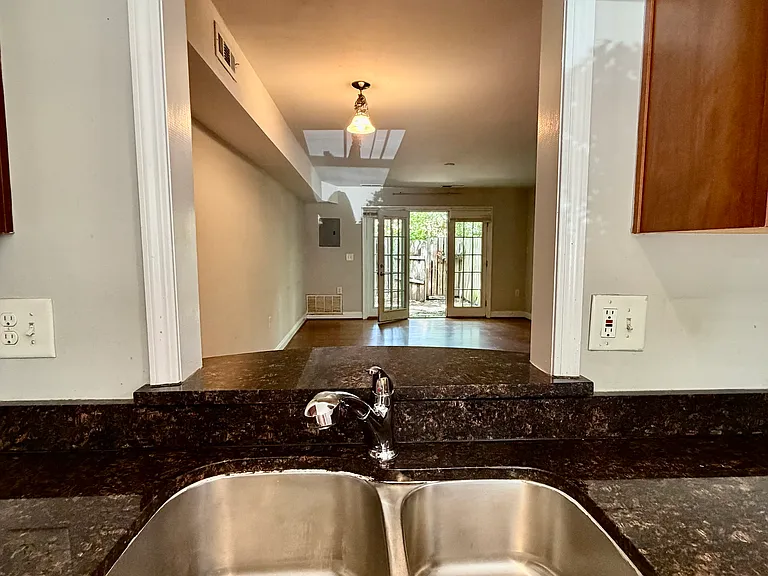 1207 Green Oaks Ln #J — Photo 8