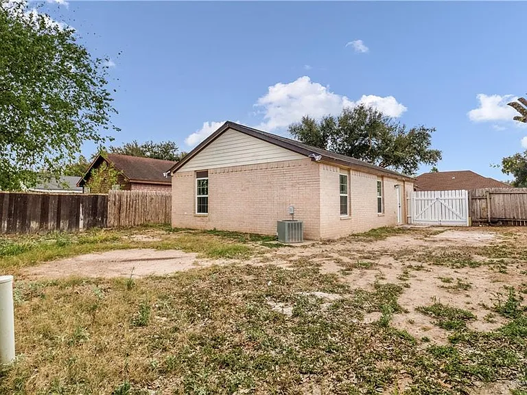 3812 Camellia Ave — Photo 16