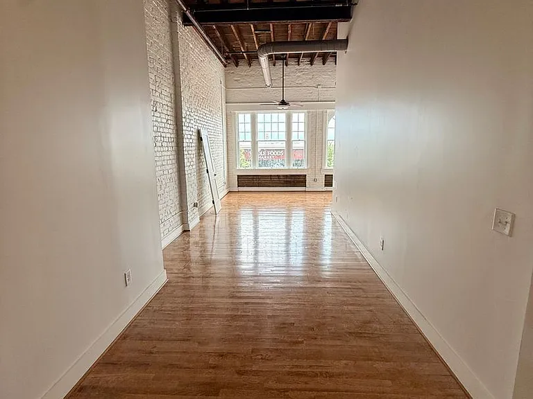 2033 W Broad St — Photo 32