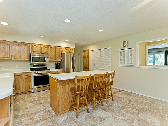 3rd image of 3172 Ravenwood Dr NE