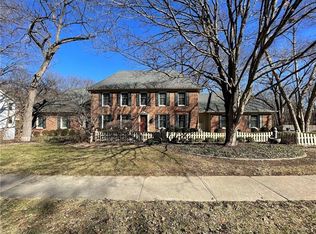 827 Blueberry Ln, Liberty, MO 64068