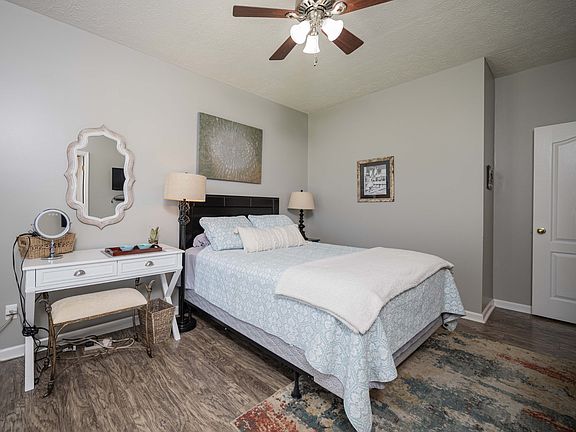 3rd image of 907 Seven Oaks Blvd