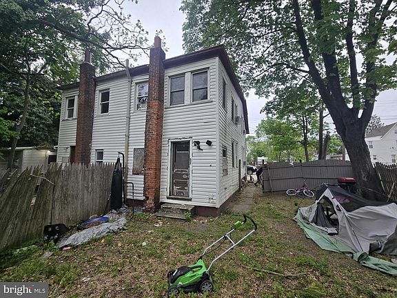 3rd image of 215 D St