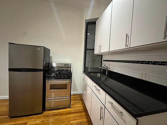 3rd image of 346 W 36th St APT 1D