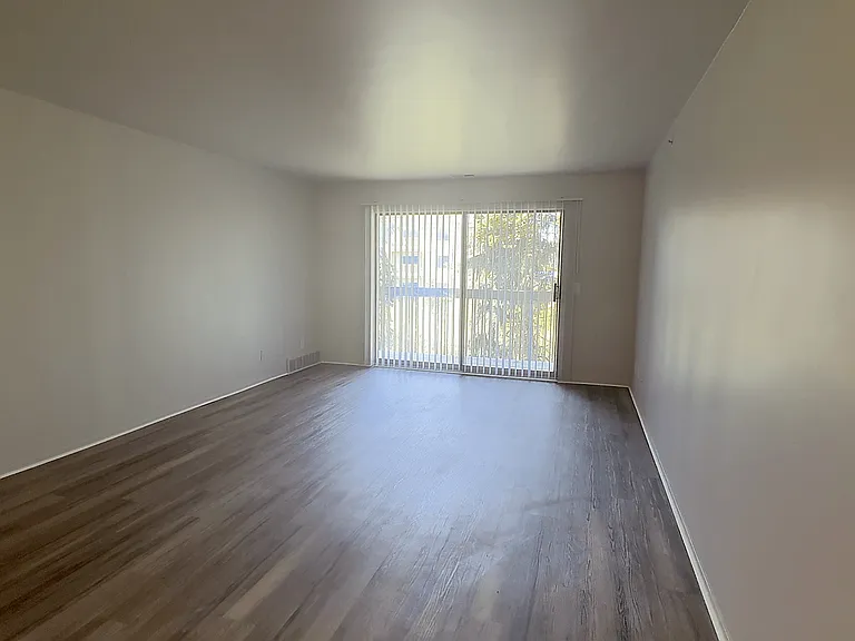 Prentiss Pointe Apartments — Photo 205