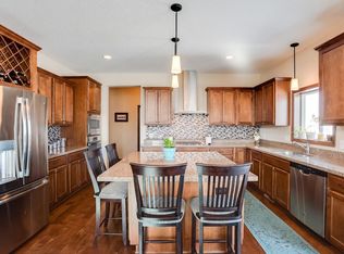 1113 Rosemary Ln, Chaska, MN 55318