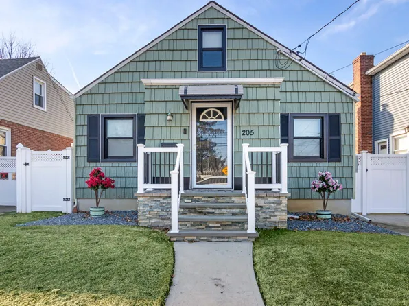 205 Goldenrod Avenue, Franklin Square, NY 11010