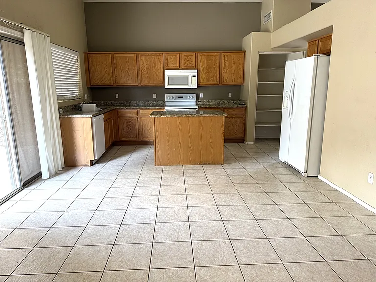 3527 E Bruce Ave — Photo 4