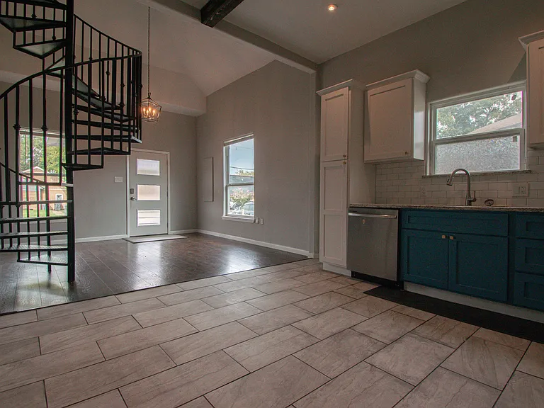 720 W 10th St — Photo 10