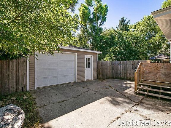 4th image of 2846 Woodward Ave SW