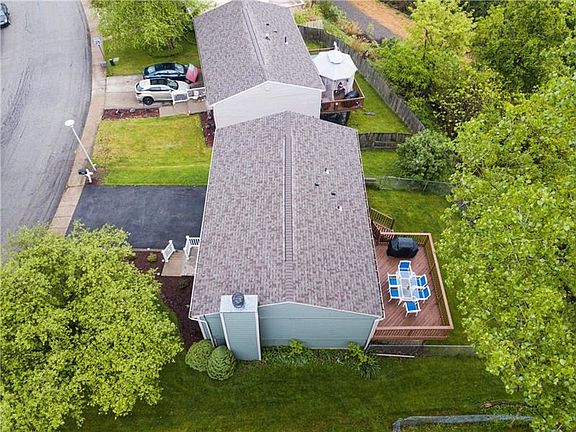 3rd image of 105 Jade Dr