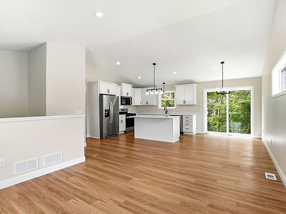 3rd image of 1018 2nd St SE