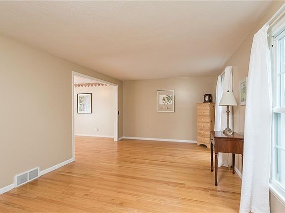 5th image of 7 Hanford Way