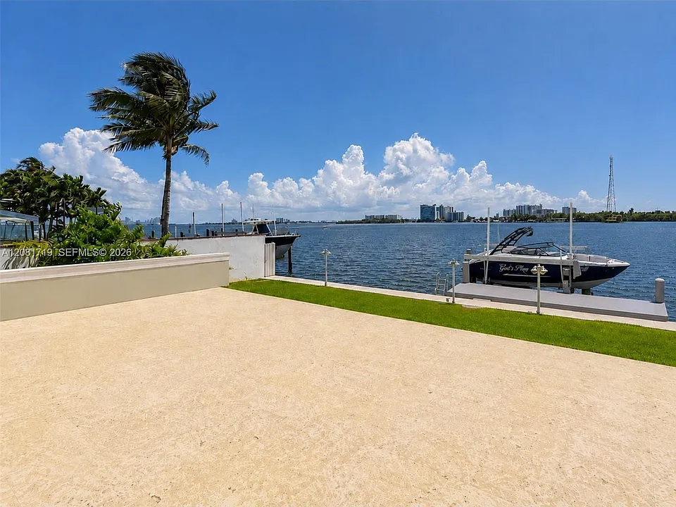 8041 NE Bayshore Ct #8041