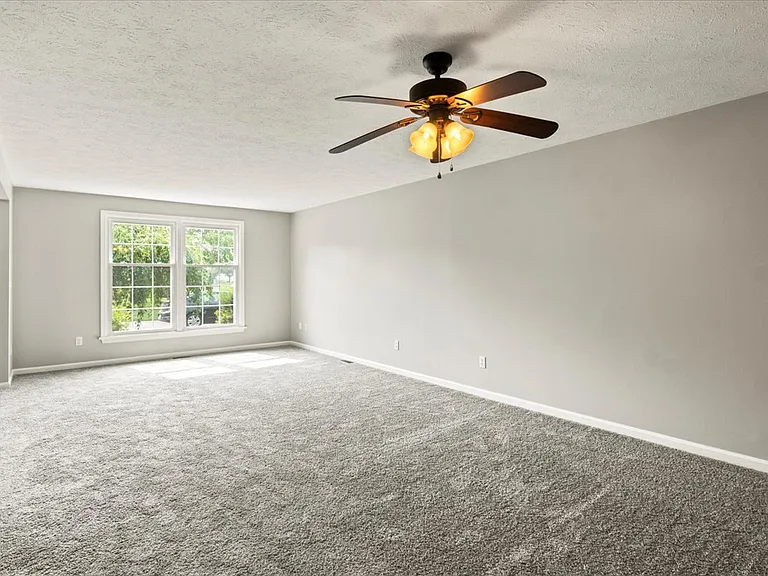 186 Carmel Ct — Photo 12