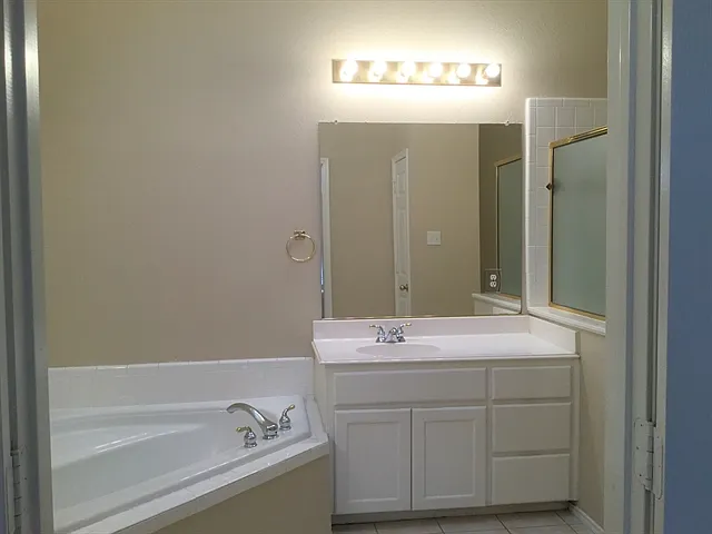 1160 Valley Oaks Dr — Photo 6