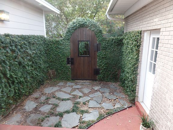 3rd image of 1305 E Jordan St
