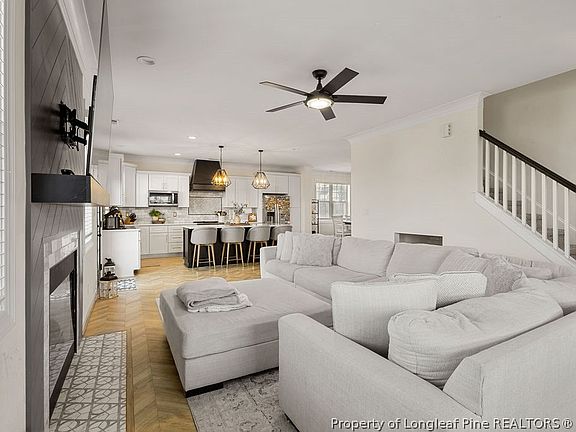 3rd image of 18 Oak Forest Dr