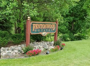 1277 Victoria Ln, Fenton, MI 48430