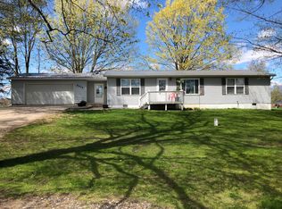 9425 E Lake Montcalm Rd, Vestaburg, MI 48891