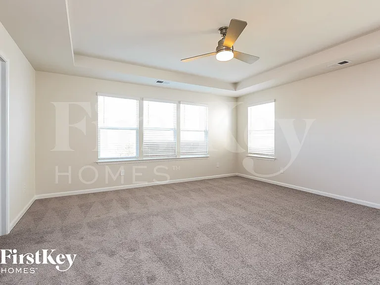 557 Hillpark Ln — Photo 13