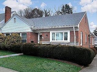 77 Huxley Ave, Providence, RI 02908