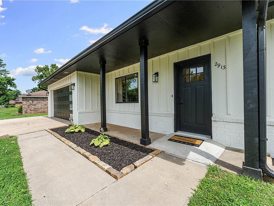 1st image of 2913 Parkwood Dr