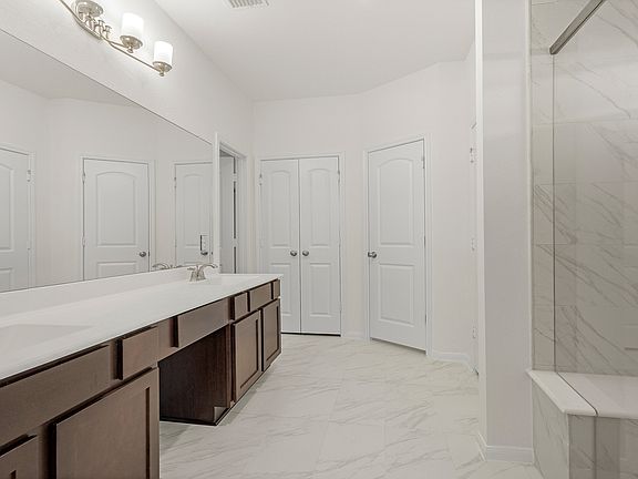 Double sinks in owner s bath