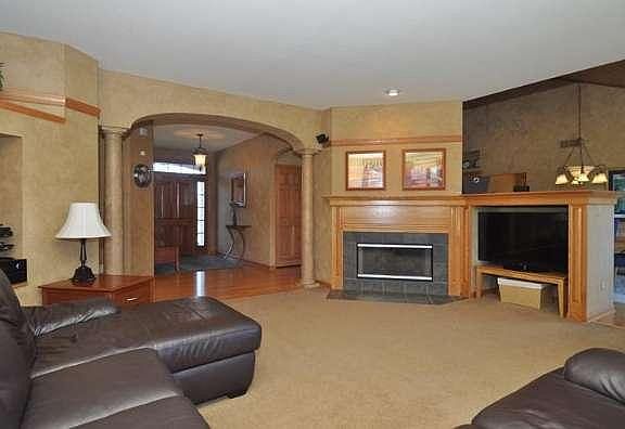 Exceptional grt rm w/FP & surround sound