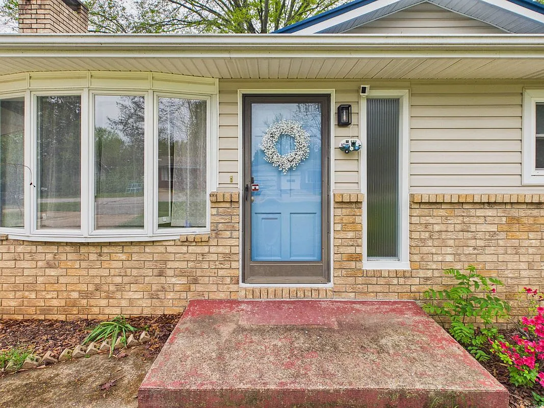2 bed, 1.0 bath, 1309 sqft, $1,100 — Photo 2