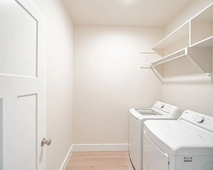 351 E Lorene St — Photo 31