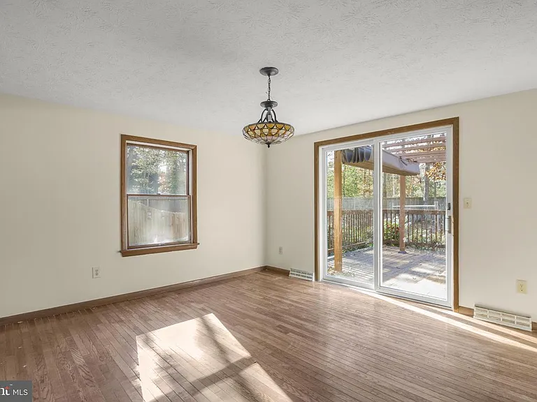 22397 Armstrong Dr — Photo 21