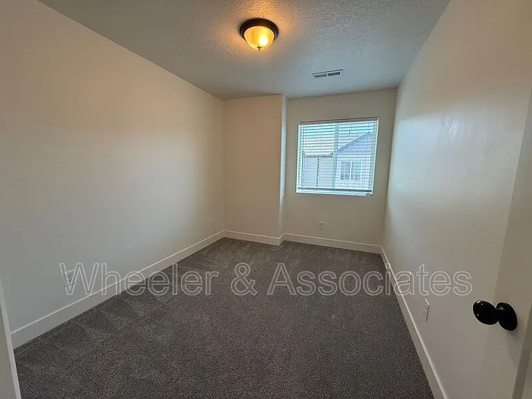 1294 E 1640 S — Photo 15