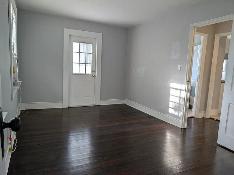122 E Esther St #B — Photo 6