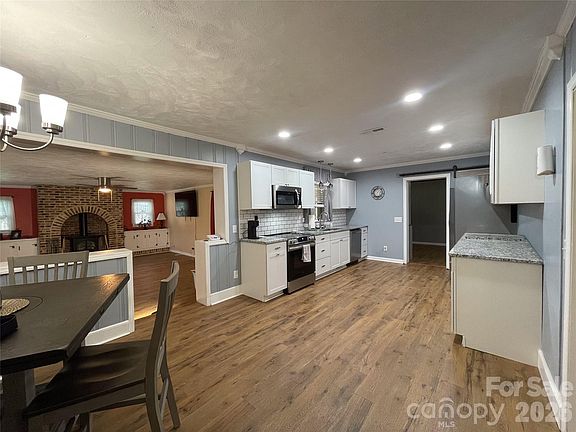5th image of 14 Hamden Cir