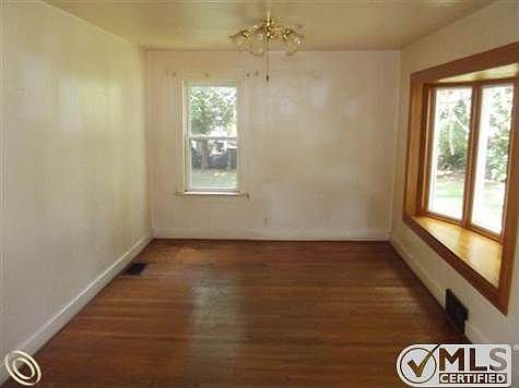 261-943179 DINING ROOM .JPG