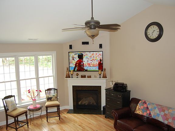 Great Room
						:
						Large great room with vaulted ceiling, 60" flat screen and surround sound!