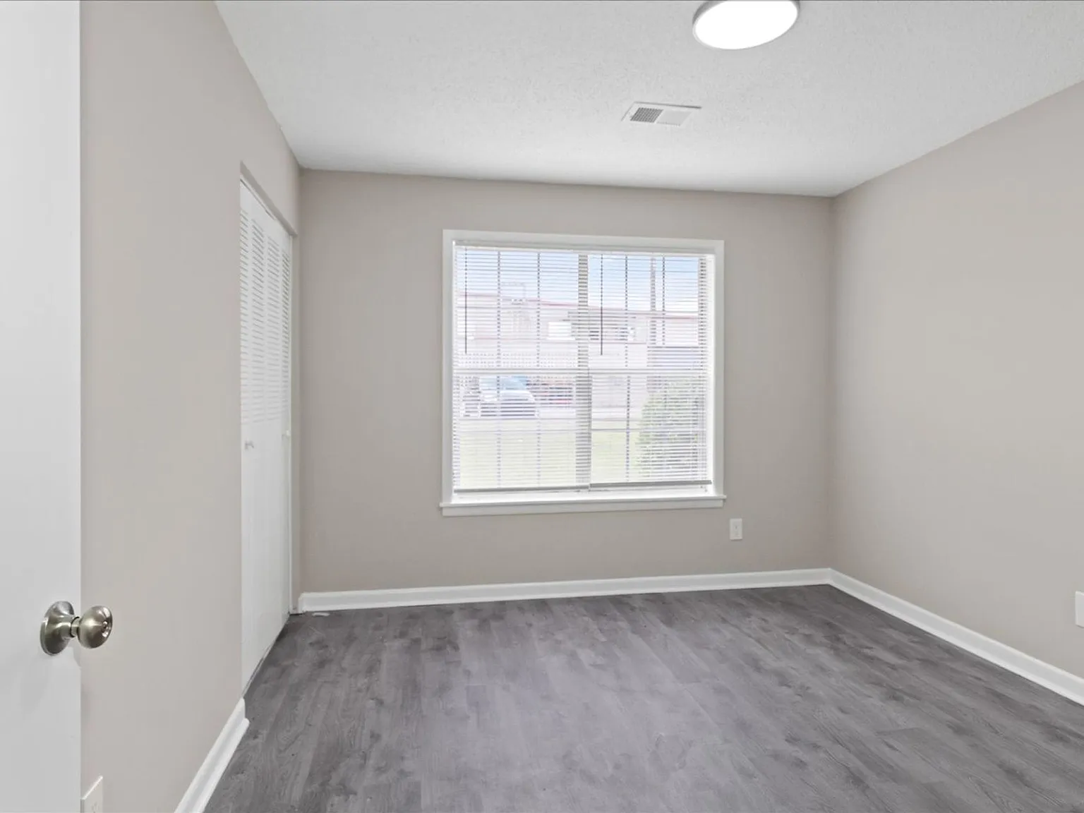 Chateau Apartments — Photo 3